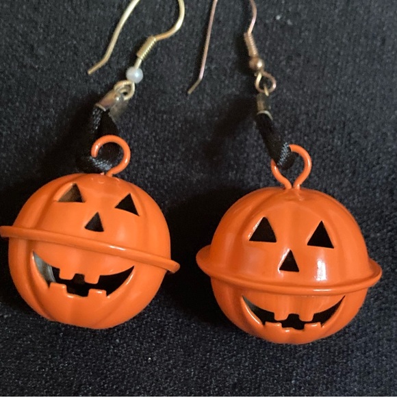❤️ (3/$15) Jack-o’-Lantern Bell Earrings - Picture 4 of 5